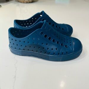 Navy blue natives size 8 toddler